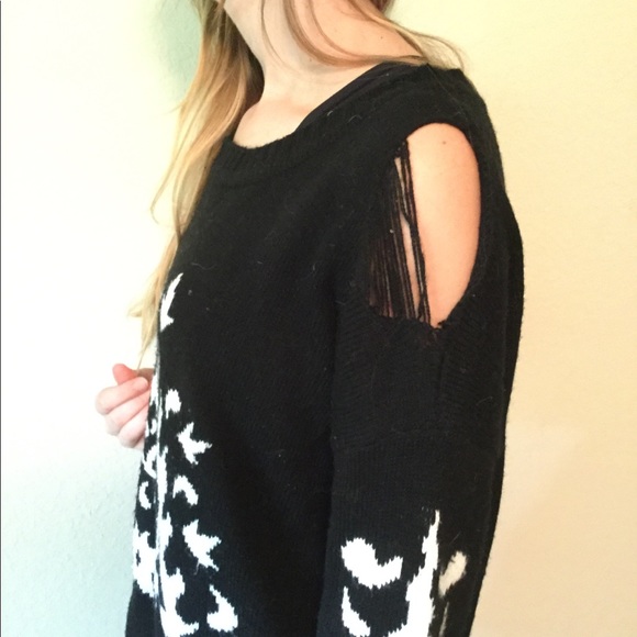 ♥️UNIF DISTRESSED SWEATER SZ M DESTROYED ♥️ - Picture 3 of 6